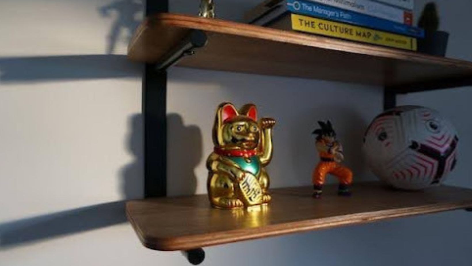 Shelf with décor pieces